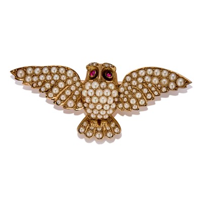 Lot 15 - A Victorian split pearl owl brooch