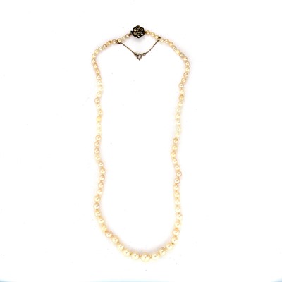Lot 130 - A pearl necklace with a paste set clasp