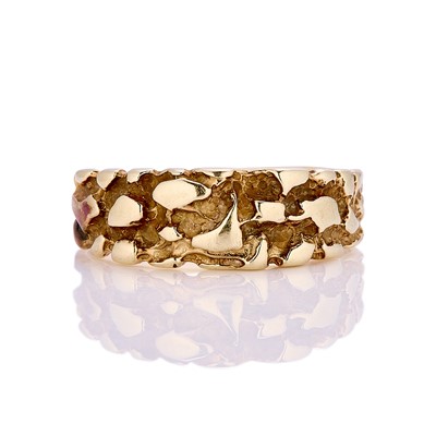 Lot 53 - A textured band ring