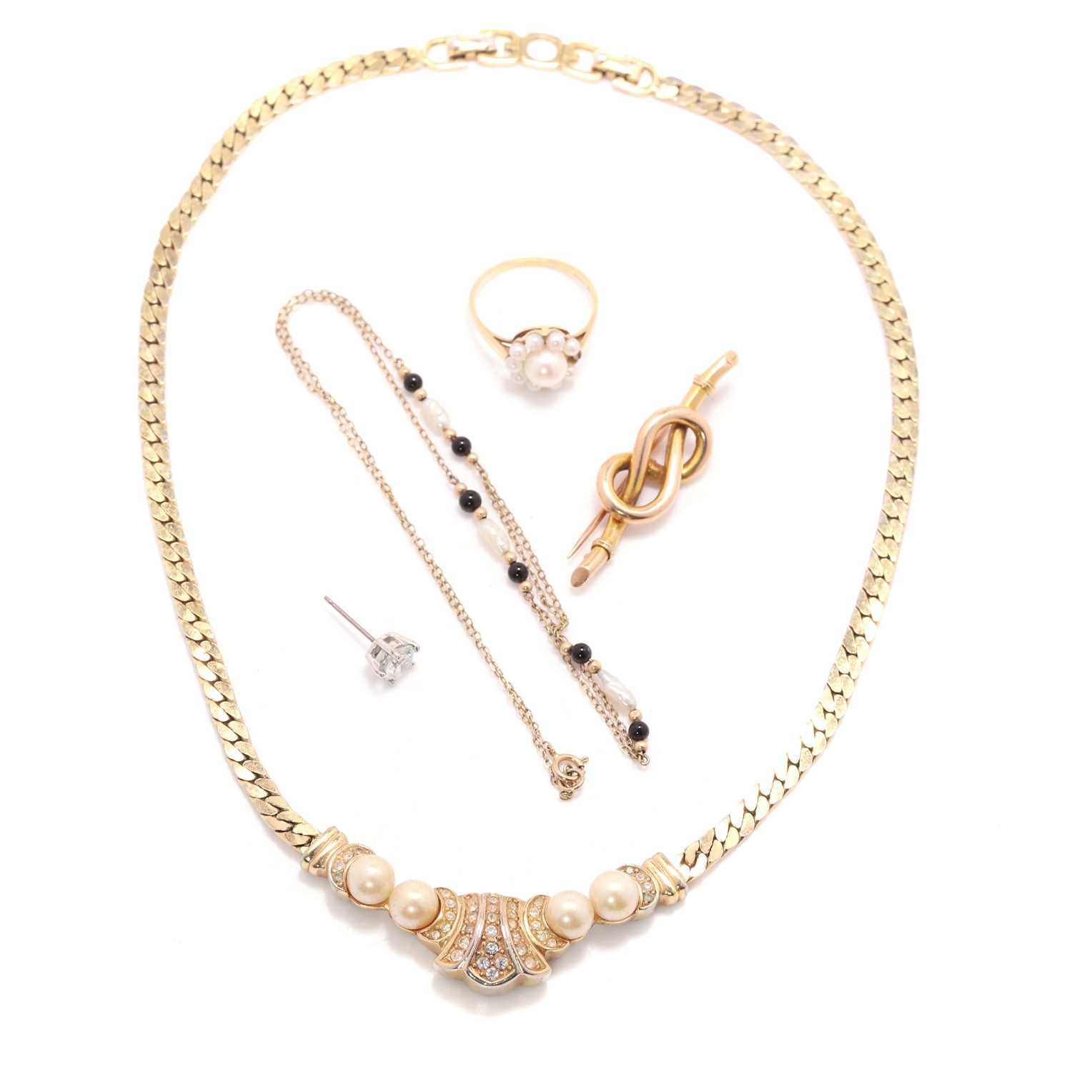 Lot 228 - A small collection of assorted jewellery