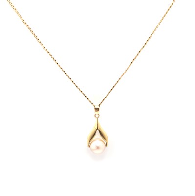 Lot 122 - A pearl pendant on 9ct gold chain