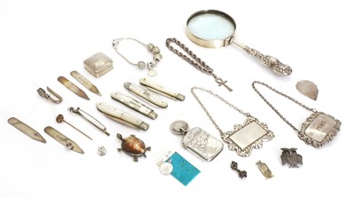 Lot 32 - A collection of silver trinkets
