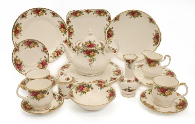 Lot 130 - An extensive Royal Albert 'Old Country Roses' dinner and tea service