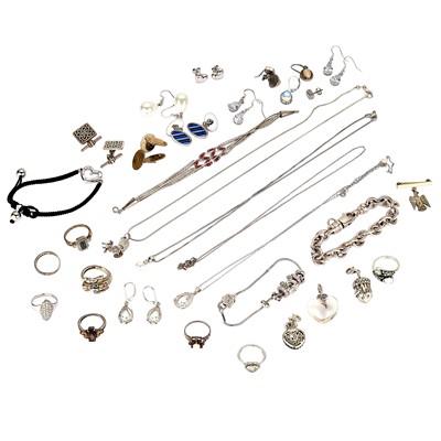 Lot 246 - A collection of silver jewellery