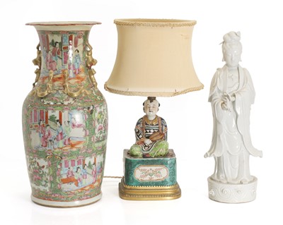 Lot 75 - A collection of three Chinese porcelain items