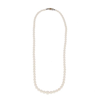 Lot 132 - A graduated cultured pearl necklace