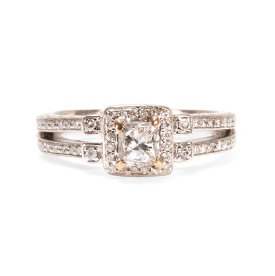 Lot 75 - A princess cut diamond ring