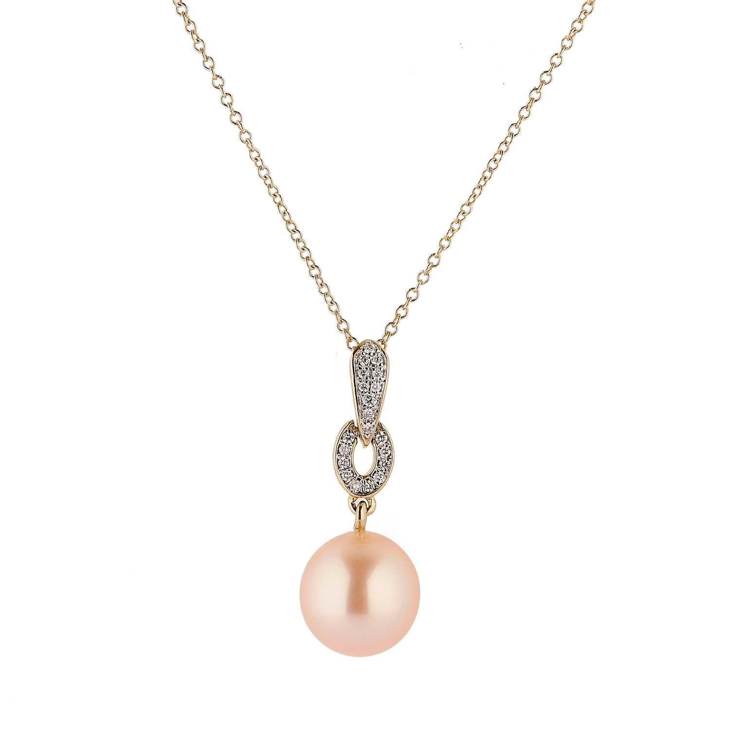 Lot 127 - A cultured pearl and diamond pendant on chain