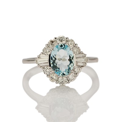 Lot 100 - An aquamarine and diamond cluster ring