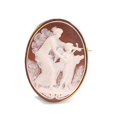 Lot 9 - An early 20th century shell cameo brooch
