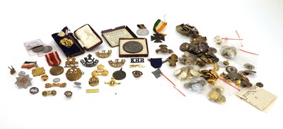 Lot 381 - A collection of cap badges and shoulder badges
