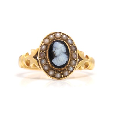 Lot 8 - A late Victorian 18ct gold hardstone cameo ring