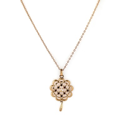 Lot 11 - An early 20th century pendant necklace