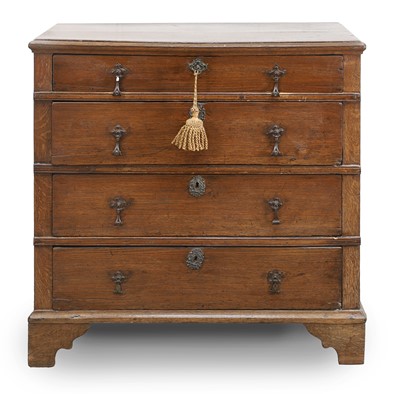 Lot 526 - An oak chest of drawers