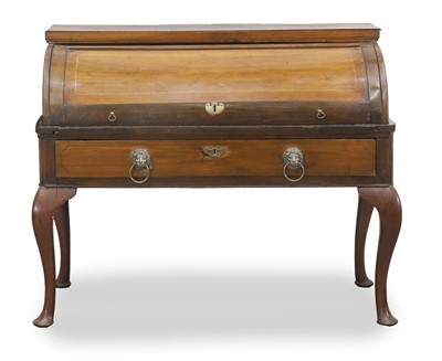 Lot 538 - A mahogany cylinder bureau