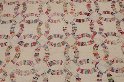 Lot 347 - An original 1920s double wedding ring American folk art quilt
