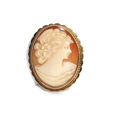 Lot 45 - A 9ct gold shell cameo brooch