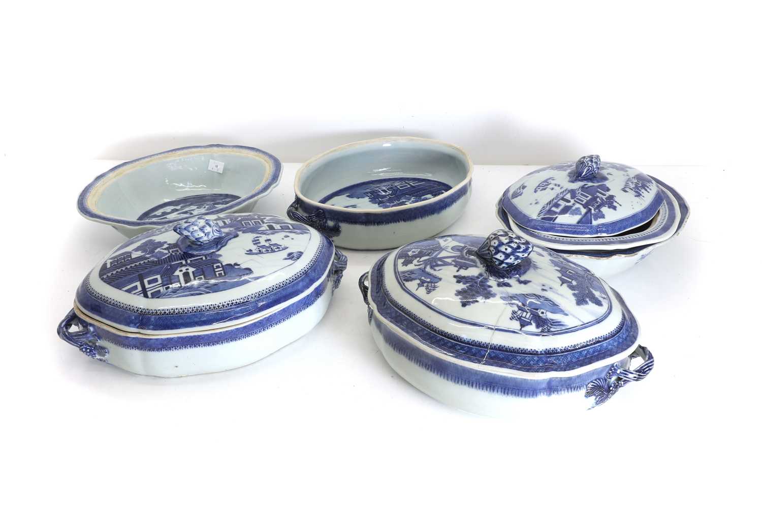 Lot 54 - A collection of Chinese export porcelain