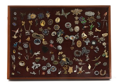 Lot 311 - A collection of vintage jewellery brooches