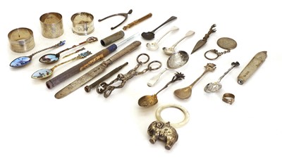 Lot 25 - A collection of silver items