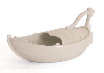 Lot 124 - A novelty boat shaped spoon warmer